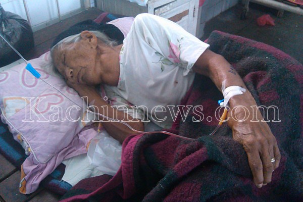 မြစ်ကြီနားဆေးရုံကြီးတွင် ဆေးကုသခံယူနေတဲ့ ဒေါ် ဆွမ်လွတ်ထု။ မြစ်ကြီနားဆေးရုံကြီးတွင် ဆေးကုသခံယူနေတဲ့ ဒေါ် ဆွမ်လွတ်ထု။