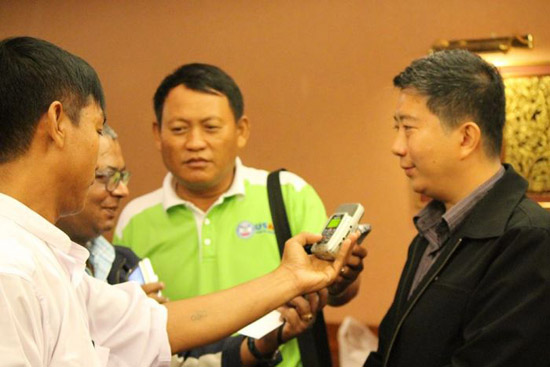 ဦးကျော်ကျော်လွင်နှင့် တွေ့ဆုံမေးမြန်းစဉ် (ဓါတ်ပုံ - ယမုံနာ) ဦးကျော်ကျော်လွင်နှင့် တွေ့ဆုံမေးမြန်းစဉ် (ဓါတ်ပုံ - ယမုံနာ)