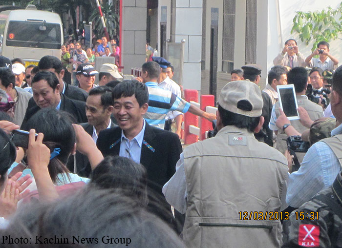 မတ် ၁၁-၁၂ တရုတ် ရွှေလီ ဆွေးနွေးပွဲမှ ပြန်လာတဲ့ KIO ကိုယ်စားလှယ်များကို လိုင်ဇာပြည်သူများ ကြိုဆို။ မတ် ၁၁-၁၂ တရုတ် ရွှေလီ ဆွေးနွေးပွဲမှ ပြန်လာတဲ့ KIO ကိုယ်စားလှယ်များကို လိုင်ဇာပြည်သူများ ကြိုဆို။