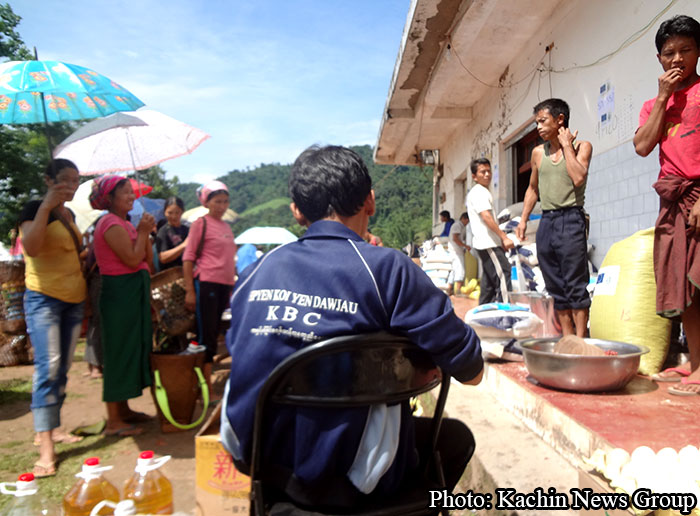 ကချင်နှစ်ခြင်းခရစ်ယာန်အဖွဲ့ချုပ် KBC မှ ၀ိုင်းမော်မြို့နယ် တရုတ်နယ်စပ်ရှိ ဒုက္ခသည်များအား စားနပ်ရိက္ခာများ ဝေငှပေးနေပုံ။ ကချင်နှစ်ခြင်းခရစ်ယာန်အဖွဲ့ချုပ် KBC မှ ၀ိုင်းမော်မြို့နယ် တရုတ်နယ်စပ်ရှိ ဒုက္ခသည်များအား စားနပ်ရိက္ခာများ ဝေငှပေးနေပုံ။