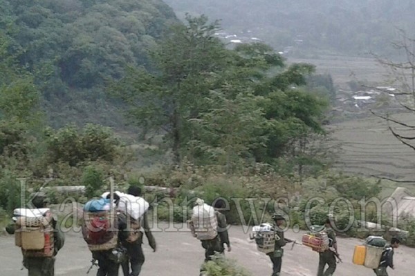 KIA တပ်မဟာ ၅ နယ်မြေ ကန်ပိုင်တီလမ်း သို့ အင်အားဖြည့်လာတဲ့ မြန်မာစစ်တပ် တပ်မ ၃၃ စစ်သားများ။ ဓါတ်ပုံ-ကချင်သတင်းဌာန KIA တပ်မဟာ ၅ နယ်မြေ ကန်ပိုင်တီလမ်း သို့ အင်အားဖြည့်လာတဲ့ မြန်မာစစ်တပ် တပ်မ ၃၃ စစ်သားများ။ ဓါတ်ပုံ-ကချင်သတင်းဌာန