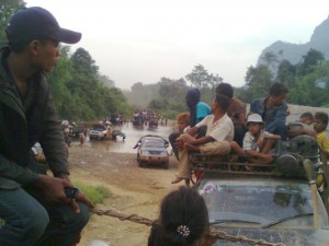 သုံးဆူ-သံဖြူဇရပ်လမ်း၏ ပြေးဆွဲနေသည့် မော်တော်ကားများ(ဓါတ်ပုံ-အဇံ) သုံးဆူ-သံဖြူဇရပ်လမ်း၏ ပြေးဆွဲနေသည့် မော်တော်ကားများ(ဓါတ်ပုံ-အဇံ)