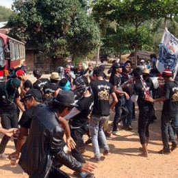 သင်္ကြန်ပွဲတော်နွှဲပျော်ကြသောမွန်လူငယ်တစ်စု(Facebook) သင်္ကြန်ပွဲတော်နွှဲပျော်ကြသောမွန်လူငယ်တစ်စု(Facebook)