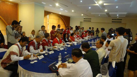 KNU နှင့် အစိုးရ ကိုယ်စားလှယ်တို့ အပစ်အခတ် ရပ်စဲရေး ဆွေးနွေးစဉ် (ဓါတ်ပုံ HMS)