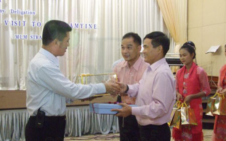 အရှေ့တောင်တိုင်း တိုင်းမှူး ဗိုလ်ချုပ်တင်မောင်ဝင်း နှင့် ထိုင်းအမှတ် (၁) စစ်တိုင်းမှူး အရှေ့တောင်တိုင်း တိုင်းမှူး ဗိုလ်ချုပ်တင်မောင်ဝင်း နှင့် ထိုင်းအမှတ် (၁) စစ်တိုင်းမှူး (ဓါတ်ပုံ ရွှေဟင်္သာ) အရှေ့တောင်တိုင်း တိုင်းမှူး ဗိုလ်ချုပ်တင်မောင်ဝင်း နှင့် ထိုင်းအမှတ် (၁) စစ်တိုင်းမှူး အရှေ့တောင်တိုင်း တိုင်းမှူး ဗိုလ်ချုပ်တင်မောင်ဝင်း နှင့် ထိုင်းအမှတ် (၁) စစ်တိုင်းမှူး (ဓါတ်ပုံ ရွှေဟင်္သာ)