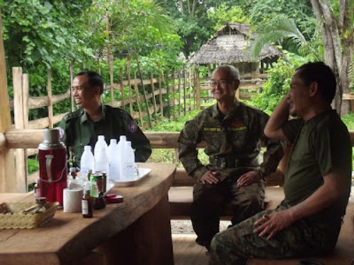 DKBA မှ ဗိုလ်ချုပ် စောလားဖွယ် အစိုးရ ကိုယ်စားလှယ်များနှင့် တွေ့ဆုံခဲ့စဉ် DKBA မှ ဗိုလ်ချုပ် စောလားဖွယ် အစိုးရ ကိုယ်စားလှယ်များနှင့် တွေ့ဆုံခဲ့စဉ် (ဓါတ်ပုံ DKBA) DKBA မှ ဗိုလ်ချုပ် စောလားဖွယ် အစိုးရ ကိုယ်စားလှယ်များနှင့် တွေ့ဆုံခဲ့စဉ် DKBA မှ ဗိုလ်ချုပ် စောလားဖွယ် အစိုးရ ကိုယ်စားလှယ်များနှင့် တွေ့ဆုံခဲ့စဉ် (ဓါတ်ပုံ DKBA)