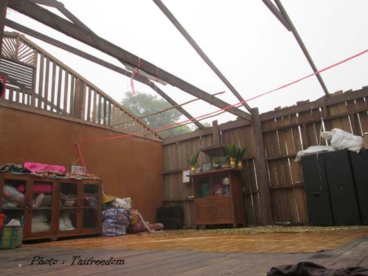 ကွန်ဟိန်းမြို့နယ် မုန်တိုင်းသင့် နေအိမ် (ဓါတ်ပုံ - တိုင်းဖှရီးဒမ်း) ကွန်ဟိန်းမြို့နယ် မုန်တိုင်းသင့် နေအိမ် (ဓါတ်ပုံ - တိုင်းဖှရီးဒမ်း)