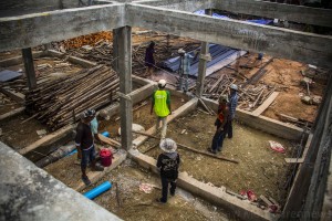 Migrant-worker-at-work