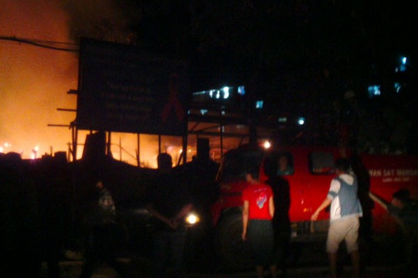 လိုင်ဇာစျေး မီးလောင်နေတဲ့ မြင်ကွင်း။ လိုင်ဇာစျေး မီးလောင်နေတဲ့ မြင်ကွင်း။