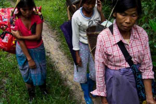 ိနမ်လင်းပါ ဒုက္ခသည်စခန်းသို့ ထွက်ပြေးလာတဲ့ ကချင်ရွာသားများ။ ိနမ်လင်းပါ ဒုက္ခသည်စခန်းသို့ ထွက်ပြေးလာတဲ့ ကချင်ရွာသားများ။