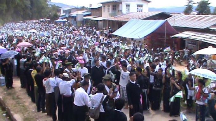 မူဆယ် ဆွေးနွေး ပွဲမှ ပလောင် ပြည်သူများ ကြိုဆိုနေပုံ မူဆယ် ဆွေးနွေး ပွဲမှ ပလောင် ပြည်သူများ ကြိုဆိုနေပုံ