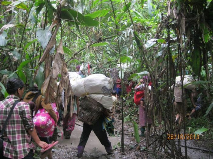 တိုက်ပွဲ များကြောင့် တောလမ်းမှ တဆင့် ထွက်ပြေး တိမ်းရှောင် လာသည့် ကချင် စစ်ပြေး ဒုက္ခသည် များအား အောက်တိုဘာလ (၂၈) ရက်နေ့၌ တွေ့ရစဉ် တိုက်ပွဲ များကြောင့် တောလမ်းမှ တဆင့် ထွက်ပြေး တိမ်းရှောင် လာသည့် ကချင် စစ်ပြေး ဒုက္ခသည် များအား အောက်တိုဘာလ (၂၈) ရက်နေ့၌ တွေ့ရစဉ်