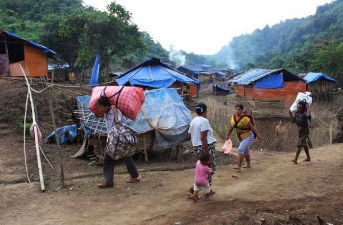 အောက်တိုဘာ (၇) ရက်နေ့ ဗန်းမော် ခရိုင် မန်စီ မြို့နယ်၌ အစိုးရတပ ်အင်အား ဖြည့်တင်း မှုကြောင့် နားအူကြီး ကျေးရွာ သားများ ဗန်းမော် မြို့ပေါ်ကို ထွက်ပြေး လာကြစဉ် အောက်တိုဘာ (၇) ရက်နေ့ ဗန်းမော် ခရိုင် မန်စီ မြို့နယ်၌ အစိုးရတပ ်အင်အား ဖြည့်တင်း မှုကြောင့် နားအူကြီး ကျေးရွာ သားများ ဗန်းမော် မြို့ပေါ်ကို ထွက်ပြေး လာကြစဉ်