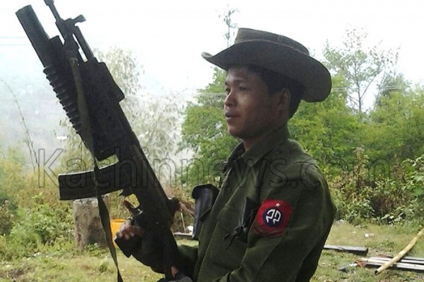 မြစ်ကြီးနား-ကန်ပိုင်တီလမ်းပေါ်မှ အစိုးရ တပ်မ ၃၃ စစ်သားတစ်ဦး။ မြစ်ကြီးနား-ကန်ပိုင်တီလမ်းပေါ်မှ အစိုးရ တပ်မ ၃၃ စစ်သားတစ်ဦး။