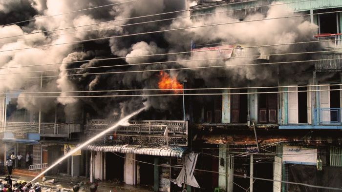 "ပန်းကောင်းရွှေစင်" စတိုးဆိုင် မီးလောင်ကျွှမ်း နေမှုအား တွေ့ရစဉ် "ပန်းကောင်းရွှေစင်" စတိုးဆိုင် မီးလောင်ကျွှမ်း နေမှုအား တွေ့ရစဉ်