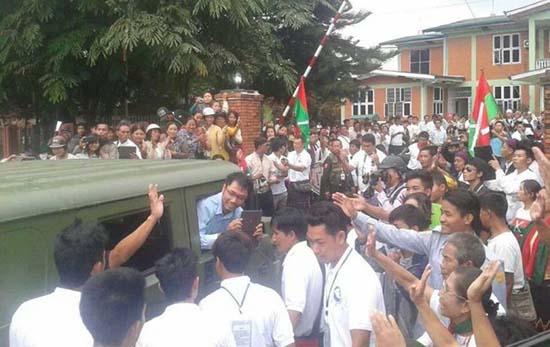 KIO ကိုယ်စားလှယ် များအား ကြိုဆို နေကြသည့် ကချင် ပြည်သူများ(Photo-Jade Land) KIO ကိုယ်စားလှယ် များအား ကြိုဆို နေကြသည့် ကချင် ပြည်သူများ(Photo-Jade Land)