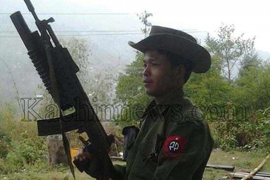 burma-army-lid-33-soldier-on-kambaiti-road