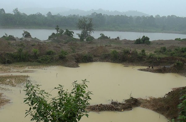 မြစ်ဆုံအနီးမြင်ရတဲ့ ရွှေကျင်း တကျင်း။ မြစ်ဆုံအနီးမြင်ရတဲ့ ရွှေကျင်း တကျင်း။