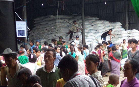 kachin-idps-receiving-food-at-wo-chyai-camp