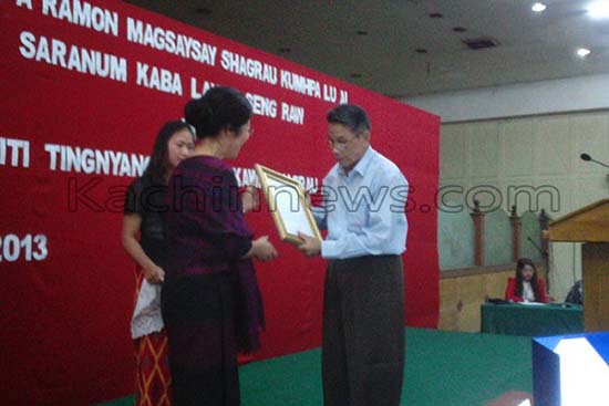 Ramon Magsaysay ဆုရှင် လဖိုင်ဆိုင်းရော် အား KIO မှ ဂုဏ်ပြုလက်ဆောင်ပေးနေပုံ။ Ramon Magsaysay ဆုရှင် လဖိုင်ဆိုင်းရော် အား KIO မှ ဂုဏ်ပြုလက်ဆောင်ပေးနေပုံ။