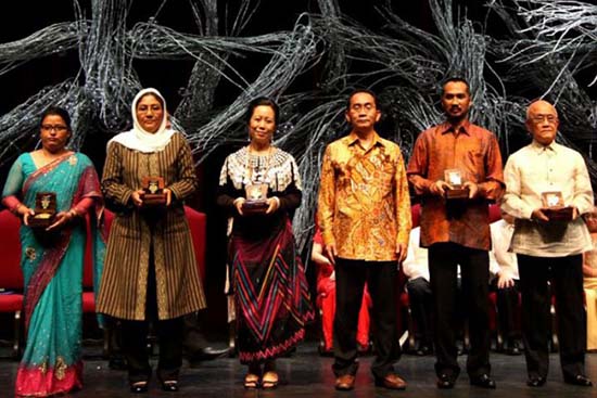 Ramon Magsaysay Award ဆုရှင် ကချင်အမျိုးသမီး လဖိုင်ဆိုင်းရော်။ ဓါတ်ပုံ - GMA Ramon Magsaysay Award ဆုရှင် ကချင်အမျိုးသမီး လဖိုင်ဆိုင်းရော်။ ဓါတ်ပုံ - GMA