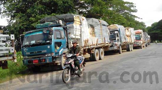 ပစ္စည်းသယ်ယူလာသော ကားကြီးများ ရပ်နားထားသည်ကို စစ်တွေတွင် တွေ့ရစဉ်။ ( ဓါတ်ပုံ- နိရဥ္စရာ) ပစ္စည်းသယ်ယူလာသော ကားကြီးများ ရပ်နားထားသည်ကို စစ်တွေတွင် တွေ့ရစဉ်။ ( ဓါတ်ပုံ- နိရဥ္စရာ)