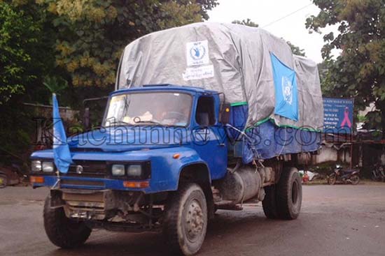 ကေအိုင်အို လိုင်ဇာသို့ ဒုက္ခသည်ကယ်ဆယ်ရေးပစ္စည်းများ တင်ဆောင်လာတဲ့ ကုလ ကားတစီး။ ကေအိုင်အို လိုင်ဇာသို့ ဒုက္ခသည်ကယ်ဆယ်ရေးပစ္စည်းများ တင်ဆောင်လာတဲ့ ကုလ ကားတစီး။