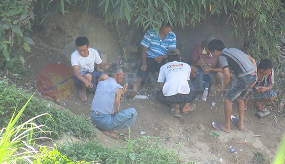 မူးယစ် ဆေးဝါး သုံးစွဲ နေသည့် နမ့်ခမ်း ဒေသခံ များအား တွေ့ရစဉ် ဓါတ်ပုံ - (ဧရာဝတီ) မူးယစ် ဆေးဝါး သုံးစွဲ နေသည့် နမ့်ခမ်း ဒေသခံ များအား တွေ့ရစဉ် ဓါတ်ပုံ - (ဧရာဝတီ)