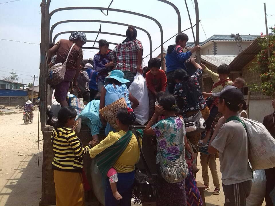 နမ့်ခမ်းမြို့သို့ တိမ်းရှောင်ရန်ပြင်ဆင်နေသော ဒုက္ခသည်များ (ပုံ - Jadeland) နမ့်ခမ်းမြို့သို့ တိမ်းရှောင်ရန်ပြင်ဆင်နေသော ဒုက္ခသည်များ (ပုံ - Jadeland)