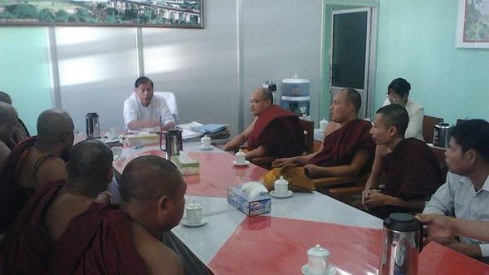 Monks Meet with Mon State Government and Parliament Officials