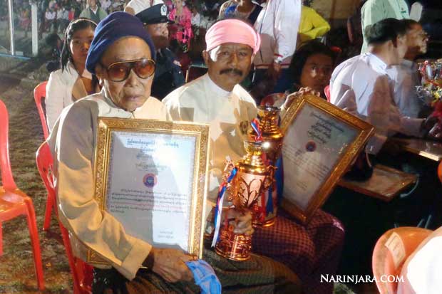 နှစ် ၄၀ မြောက် ရခိုင်ပြည်နယ်နေ့တွင် ထူးချွန် ကျောင်းသားကျောင်းသူများကို သာမက လူမှုရေး ထူးချွန်သူများကိုပါ ပြည်နယ်အစိုးရက ဆုများချီးမြှင့်ခဲ့သည်။ (ဓါတ်ပုံ- နိရဥ္စရာ) U-Mg-NI-U-K-Z-Mg