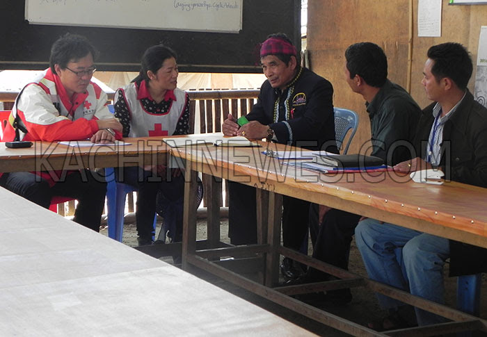 ဖေဖေါ်ဝါရီ ၂၁ တရုတ်နိုင်ငံကြက်ခြေနီအဖွဲ့မှ KIO လိုင်ဇာ ဒုက္ခသည်စခန်းသို့ လူသားချင်းစာနာအကူညီနဲ့ အတူ သွားရောက်လေ့လာနေစဉ်။ ဖေဖေါ်ဝါရီ ၂၁ တရုတ်နိုင်ငံကြက်ခြေနီအဖွဲ့မှ KIO လိုင်ဇာ ဒုက္ခသည်စခန်းသို့ လူသားချင်းစာနာအကူညီနဲ့ အတူ သွားရောက်လေ့လာနေစဉ်။