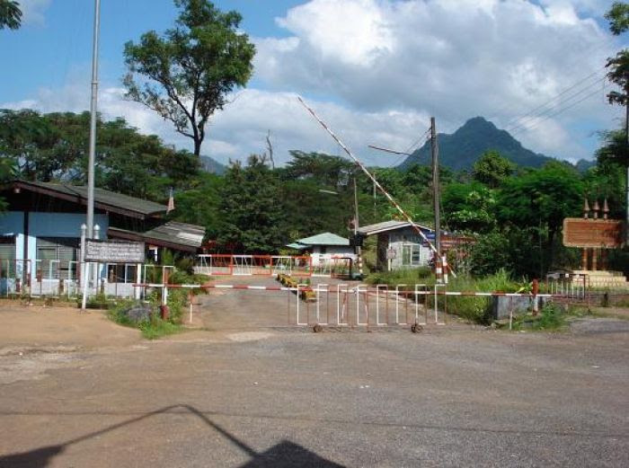 ထိုင်းနိုင်ငံဖက်ခြမ်းမှ မြင်ရသော ဘုရားသုံးဆူ အဝင်မုဒ်ဝ ထိုင်းနိုင်ငံဖက်ခြမ်းမှ မြင်ရသော ဘုရားသုံးဆူ အဝင်မုဒ်ဝ ထိုင်းနိုင်ငံဖက်ခြမ်းမှ မြင်ရသော ဘုရားသုံးဆူ အဝင်မုဒ်ဝ ထိုင်းနိုင်ငံဖက်ခြမ်းမှ မြင်ရသော ဘုရားသုံးဆူ အဝင်မုဒ်ဝ