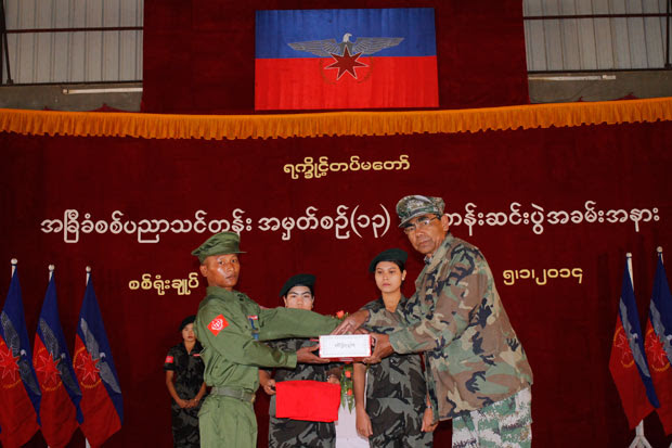 စစ်ရုံးချုပ်သင်တန်းစစ်ရေးပြအကောင်းဆုံး ထူးချွန်ဆုရ သင်တန်းသားခင်အောင်ဌေးအား KIA မှ ဗို်လ်မှူးကြီး ဂွမ်ဆန်ဆိုင်းမှ ချီးမြှင့်နေပုံ။ (ဓါတ်ပုံ - AA)