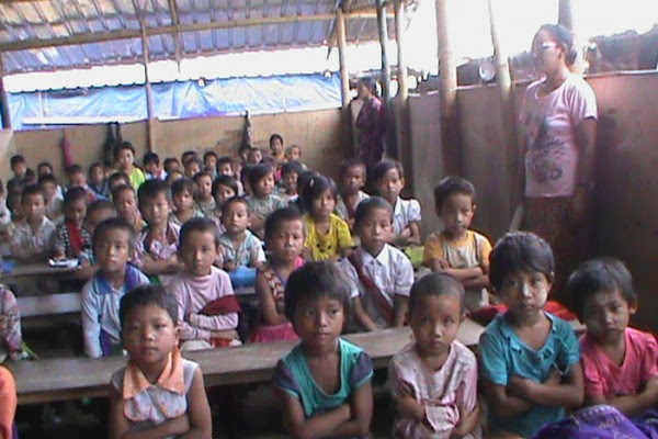 တရုတ်နယ်စပ်ကချင် ဒုက္ခသည်စခန်းတစ်ခုမှ ကလေးများ။ တရုတ်နယ်စပ်ကချင် ဒုက္ခသည်စခန်းတစ်ခုမှ ကလေးများ။