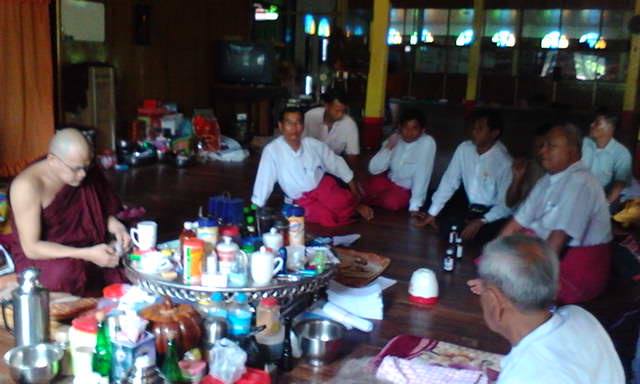 MNP နှင့် 88 မျိုးစက်ကျောင်းသားများ အံဒင်ဘုန်းတော်ကြီးကျောင်းသို့ရောက်ရှိစဉ်(Ye Tawin) MNP နှင့် 88 မျိုးစက်ကျောင်းသားများ အံဒင်ဘုန်းတော်ကြီးကျောင်းသို့ရောက်ရှိစဉ်(Ye Tawin)