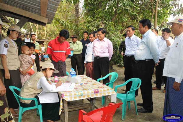 ရခိုင်တွင် သန်းခေါင်စာရင်း ကောက်ခဲ့ချိန်က အစိုးရ တာဝန်ရှိသူများကို တွေ့ရစဉ်။ ( ဓါတ်ပုံ – အင်တာနက်) ရခိုင်တွင် သန်းခေါင်စာရင်း ကောက်ခဲ့ချိန်က အစိုးရ တာဝန်ရှိသူများကို တွေ့ရစဉ်။ ( ဓါတ်ပုံ – အင်တာနက်)