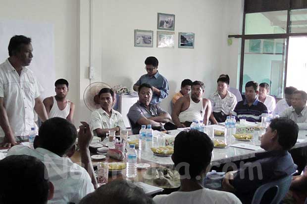 စစ်တွေမြို့ မင်းဇာနည်အအေးခန်းစက်ရုံတွင် အစည်းအဝေး ပြုလုပ်နေကြစဉ် (ဓါတ်ပုံ- နိရဥ္စရာ) စစ်တွေမြို့ မင်းဇာနည်အအေးခန်းစက်ရုံတွင် အစည်းအဝေး ပြုလုပ်နေကြစဉ် (ဓါတ်ပုံ- နိရဥ္စရာ)