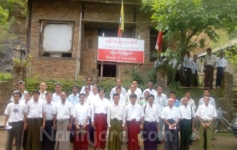 မြောက်ဦးမြို့နယ် ခေါင်းဆောင်များနှင့် ပါတီ ဗဟိုမှ ခေါင်းဆောင်များ မှတ်တမ်းတင် ဓါတ်ပုံ ရိုက်ကူးနေစဉ်။ မြောက်ဦးမြို့နယ် ခေါင်းဆောင်များနှင့် ပါတီ ဗဟိုမှ ခေါင်းဆောင်များ မှတ်တမ်းတင် ဓါတ်ပုံ ရိုက်ကူးနေစဉ်။