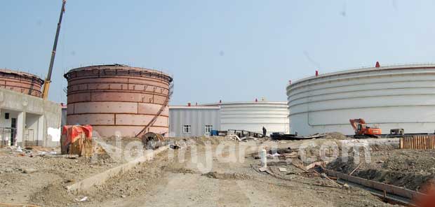 မဒေးကျွန်းမှ တရုတ်ရေနံလှောင်ကန် ( ဓါတ်ပုံ- နိရဥ္စရာ) မဒေးကျွန်းမှ တရုတ်ရေနံလှောင်ကန် ( ဓါတ်ပုံ- နိရဥ္စရာ)