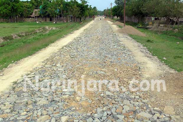 ကျွဲတဲရွာအနီးရှိ ပီပင်ရင်း-နန်းတက် ကျောက်ချောလမ်းခင်းနေစဉ် (ဓါတ်ပုံ- နိရဥ္စရာ) ကျွဲတဲရွာအနီးရှိ ပီပင်ရင်း-နန်းတက် ကျောက်ချောလမ်းခင်းနေစဉ် (ဓါတ်ပုံ- နိရဥ္စရာ)