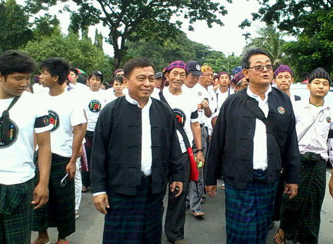 ဇွန်လ ၉ ရက်နေ့က လမ်းလျှောက်စီတန်းမှုတွင်တွေ့ရသော ဒေါက်တာ ဆမ်ဆွန် (၀ဲ) ဇွန်လ ၉ ရက်နေ့က လမ်းလျှောက်စီတန်းမှုတွင်တွေ့ရသော ဒေါက်တာ ဆမ်ဆွန် (၀ဲ)