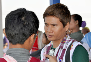 ၂၀၁၄ခုနှစ် ကရင်နှစ်သစ်ကူးပွဲတော် တက်ရောက်တုန်းက တွေ့ရသည့် အဆိုတော် ထူးဝါး-Photo-KIC (၂၀၁၄ခုနှစ် ကရင်နှစ်သစ်ကူးပွဲတော် တက်ရောက်တုန်းက တွေ့ရသည့် အဆိုတော် ထူးဝါး-Photo-KIC)