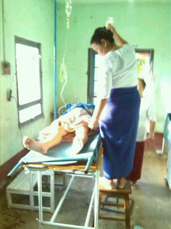 နမ့်ခမ်းဆေးရုံတွင် နန်းထေးအား ကျန်းမာရေးဝန်ထမ်းများ ကြိုးစားကုသပေးနေစဉ် နမ့်ခမ်းဆေးရုံတွင် နန်းထေးအား ကျန်းမာရေးဝန်ထမ်းများ ကြိုးစားကုသပေးနေစဉ်