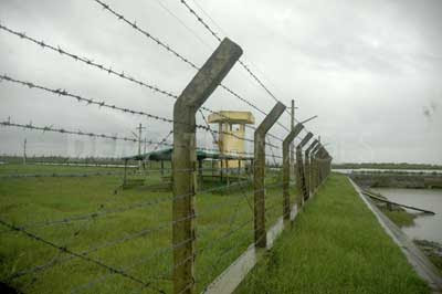 ခြံစည်းရိုးကာရံသော်လည်း အနောက်ဘက်နယ်စပ် မလုံမခြံု ဖြစ်နေ