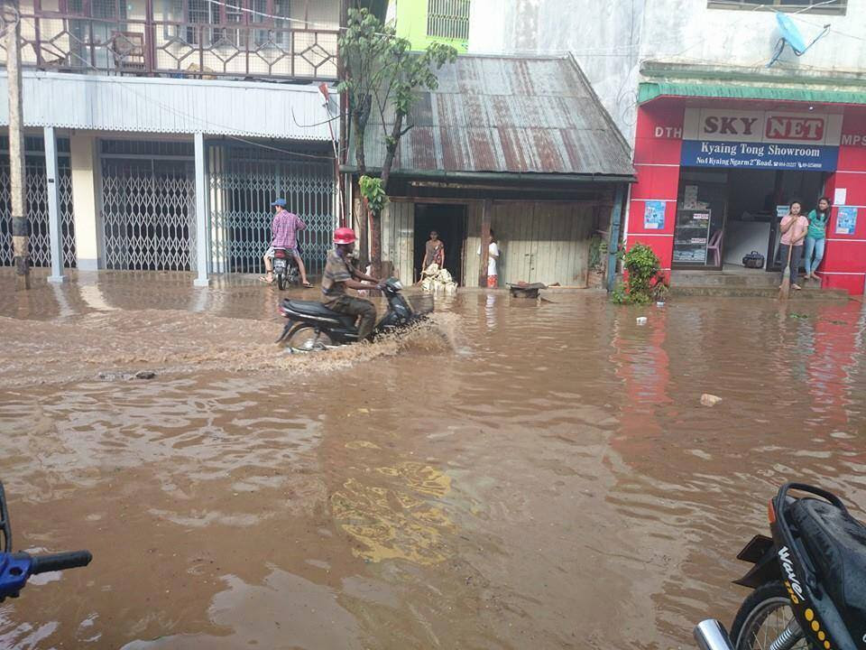 လေပြင်းမုန်တိုင်းဒဏ်ခံရသော ကျိုင်းတုံမြို့အပျက်အစီးတချို့ (ဓါတ်ပုံ- ကျိုင်းတုံချစ်မြတ်နိုးသူများ ဖေ့စ်ဘုခ်မှ) လေပြင်းမုန်တိုင်းဒဏ်ခံရသော ကျိုင်းတုံမြို့အပျက်အစီးတချို့ (ဓါတ်ပုံ- ကျိုင်းတုံချစ်မြတ်နိုးသူများ ဖေ့စ်ဘုခ်မှ)