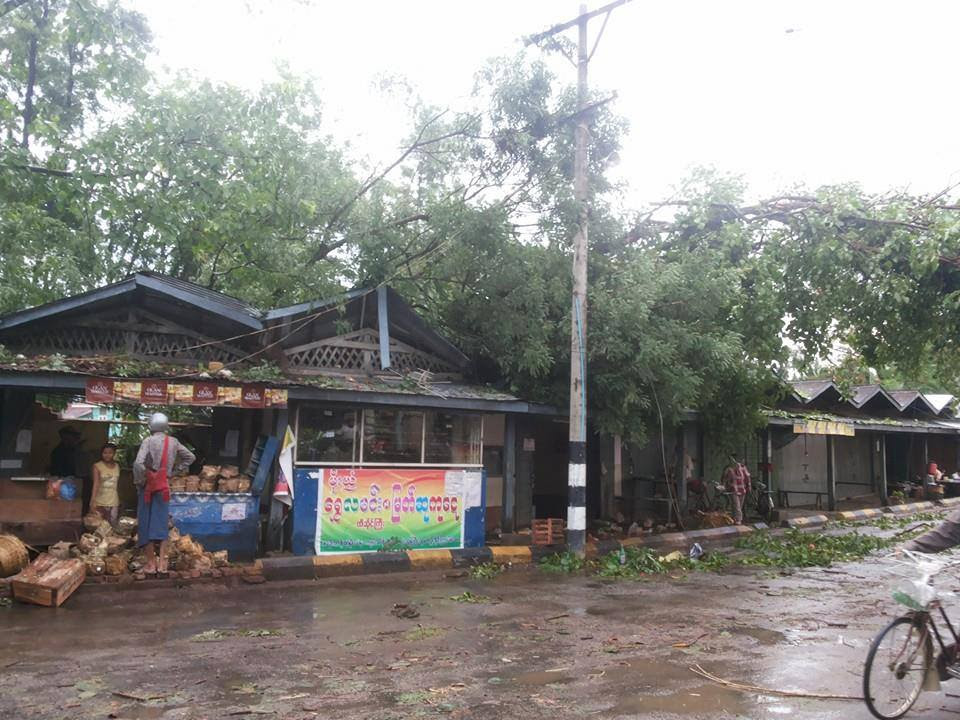 လေပြင်းမုန်တိုင်းဒဏ်ခံရသော ကျိုင်းတုံမြို့အပျက်အစီးတချို့ (ဓါတ်ပုံ- ကျိုင်းတုံချစ်မြတ်နိုးသူများ ဖေ့စ်ဘုခ်မှ) လေပြင်းမုန်တိုင်းဒဏ်ခံရသော ကျိုင်းတုံမြို့အပျက်အစီးတချို့ (ဓါတ်ပုံ- ကျိုင်းတုံချစ်မြတ်နိုးသူများ ဖေ့စ်ဘုခ်မှ)