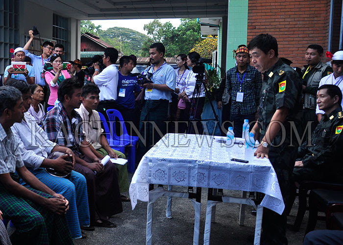 မေ ၁၃၊ ၂၀၁၄ ရက် KIA စစ်သားစုဆောင်းရေးနဲ့ ပတ်သက်ပြီး ရှမ်းတိုင်းရင်းသားများကို ဗိုလ်ချုပ်ဂွန်မော် ရှင်းပြနေပုံ မေ ၁၃၊ ၂၀၁၄ ရက် KIA စစ်သားစုဆောင်းရေးနဲ့ ပတ်သက်ပြီး ရှမ်းတိုင်းရင်းသားများကို ဗိုလ်ချုပ်ဂွန်မော် ရှင်းပြနေပုံ