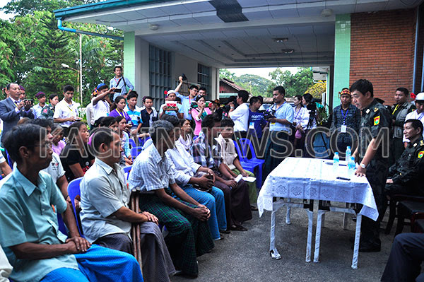 မေ ၁၃ နေ့ အစိုးရနဲ့ KIO ကိုယ်စားလှယ်များ မြစ်ကြီးနားမြို့တွင် တွေ့ဆုံဆွေးနွေးစဉ် KIA စစ်သားသစ်စု ဆောင်းခြင်းနဲ့ပတ်သက်ပြီး ဆန္ဒပြကြတဲ့ ရှမ်းလူမျိုးများကို KIA ဗိုလ်ချုပ်ဂွန်မော် တွေ့ဆုံရှင်းလင်းနေပုံ။ မေ ၁၃ နေ့ အစိုးရနဲ့ KIO ကိုယ်စားလှယ်များ မြစ်ကြီးနားမြို့တွင် တွေ့ဆုံဆွေးနွေးစဉ် KIA စစ်သားသစ်စု ဆောင်းခြင်းနဲ့ပတ်သက်ပြီး ဆန္ဒပြကြတဲ့ ရှမ်းလူမျိုးများကို KIA ဗိုလ်ချုပ်ဂွန်မော် တွေ့ဆုံရှင်းလင်းနေပုံ။