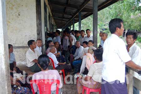 ဆေးကုသရန် စောင့်ဆိုင်းနေသော ဒေသခံပြည်သူများ (နိရဥ္စရာ) ဆေးကုသရန် စောင့်ဆိုင်းနေသော ဒေသခံပြည်သူများ (နိရဥ္စရာ)